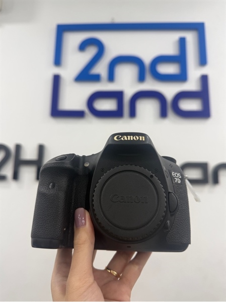 Máy ảnh Canon 7D - Màu đen - Ngoại hình 97% - Màn cháy , trầy , cấn , oxi hóa nhiều chỗ , mất cao su che cổng kết nối - Kèm 1 sạc , 1 pin
