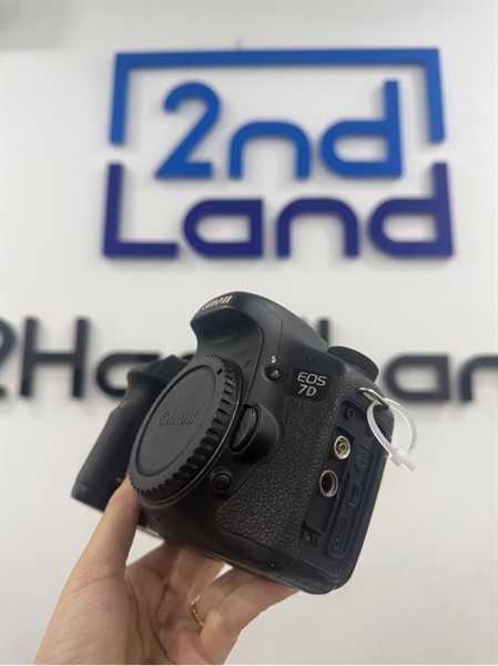 Máy ảnh Canon 7D - Màu đen - Ngoại hình 97% - Màn cháy , trầy , cấn , oxi hóa nhiều chỗ , mất cao su che cổng kết nối - Kèm 1 sạc , 1 pin 1