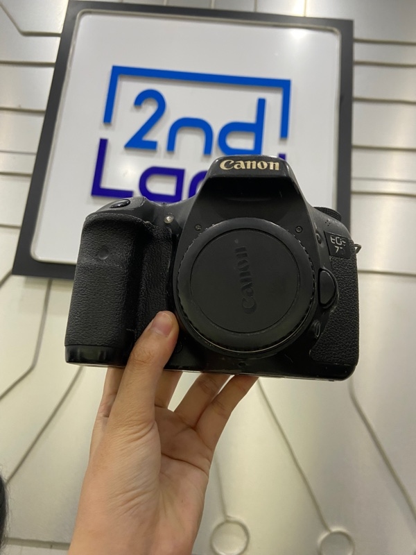 Máy ảnh Canon 7D - Màu đen - Ngoại hình: 97% - Màn mốc, ống ngắm mốc, trầy xước nhiều ,20 deadpixel - Kèm 1 pin, sạc, thẻ nhớ 8g