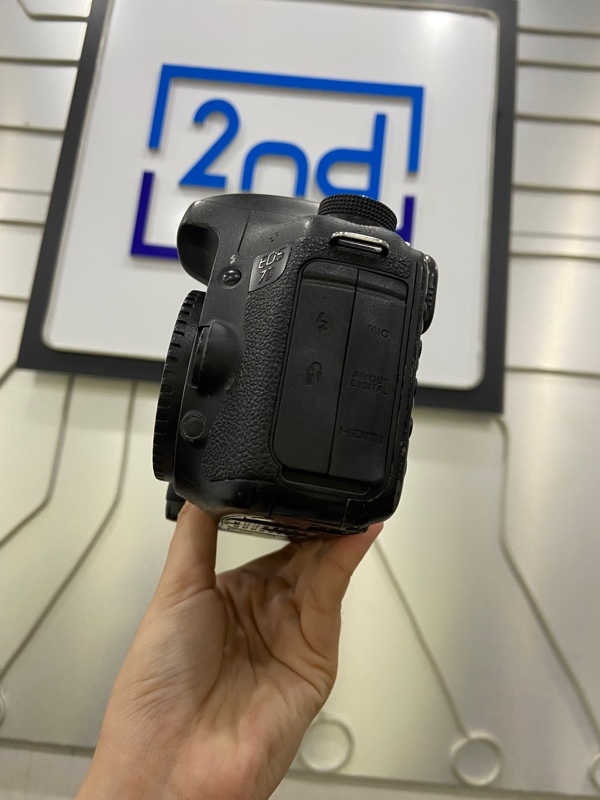 Máy ảnh Canon 7D - Màu đen - Ngoại hình: 97% - Màn mốc, ống ngắm mốc, trầy xước nhiều ,20 deadpixel - Kèm 1 pin, sạc, thẻ nhớ 8g