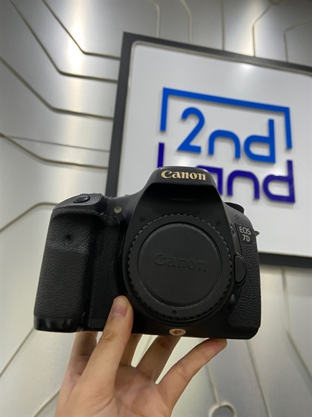 Máy ảnh Canon 7D - Màu đen - Ngoại hình: 97% - Mất nắp cổng kết nối + HDMI - Kèm túi + thẻ nhớ CF 8GB + sạc 2