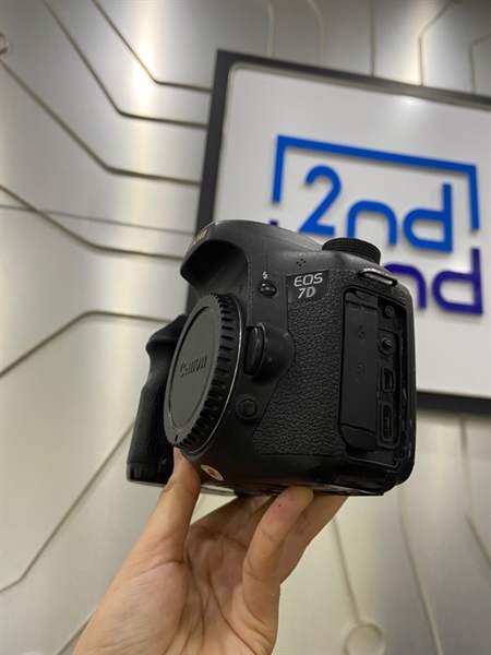 Máy ảnh Canon 7D - Màu đen - Ngoại hình: 97% - Mất nắp cổng kết nối + HDMI - Kèm túi + thẻ nhớ CF 8GB + sạc 4
