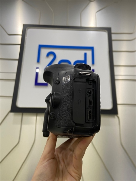 Máy ảnh Canon 7D - Màu đen - Ngoại hình: 97% - Mất nắp cổng kết nối, mất đệm ống ngắm, nút WB bị lún - Kèm 1 pin + dock sạc + thẻ nhớ 8GB ( máy đã qua sửa chữa ) không bảo hành 1