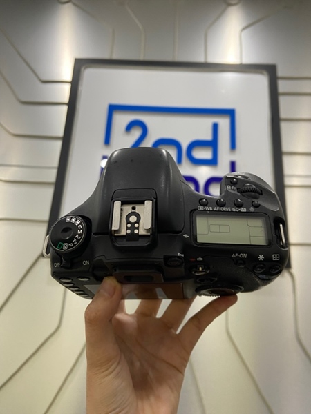 Máy ảnh Canon 7D - Màu đen - Ngoại hình: 97% - Mất nắp cổng kết nối, mất đệm ống ngắm, nút WB bị lún - Kèm 1 pin + dock sạc + thẻ nhớ 8GB ( máy đã qua sửa chữa ) không bảo hành 2