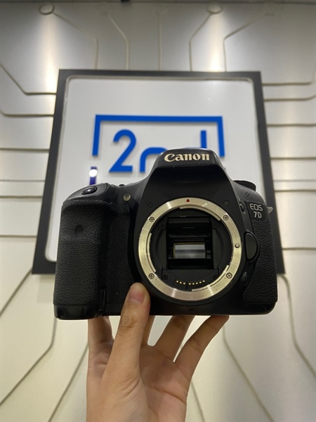 Máy ảnh Canon 7D - Màu đen - Ngoại hình: 97% - Mất nắp cổng kết nối, mất đệm ống ngắm, nút WB bị lún - Kèm dock sạc + thẻ nhớ 8GB ( máy đã qua sửa chữa ) không bảo hành