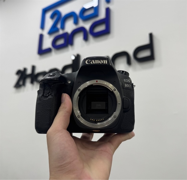 Máy ảnh Canon 80D - Màu đen - Ngoại hình 96% - Bong da mất nắp cao su hông , trầy - Kèm 1 sạc + 2 pin