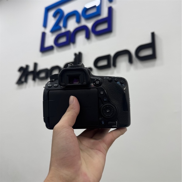 Máy ảnh Canon 80D - Màu đen - Ngoại hình 96% - Bong da mất nắp cao su hông , trầy - Kèm 1 sạc + 2 pin 2