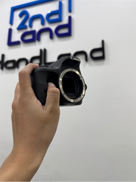 Máy ảnh Canon EOS 100D - Màu đen - Ngoại hình 97% - Ống ngắm trầy có vết đốm bụi, chân tích xúc bụi ( err 01 ) - Kèm 3 pin + Sạc + Thẻ nhớ 16GB + Lens Canon Zoom EF 28-90mm 1:4-5.6 III + flash Ulanzi SL03