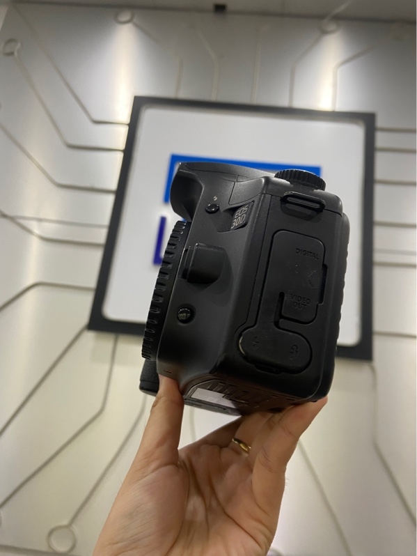 Máy ảnh Canon EOS 30D - Màu đen - Ngoại hình: 97% - 109 điểm chết pixel, màn mốc trong - Kèm 1 pin, thẻ CF 128mb