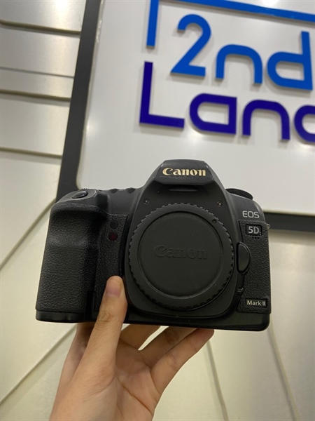 Máy ảnh Canon EOS 5D Mark 2 - Màu đen - Ngoại hình: 97% - Mất đệm ống ngắm , mất nắp cổng kết nối, gương lật dơ - Kèm túi + 1 pin + dock sạc + thẻ nhớ CF 32GB 1