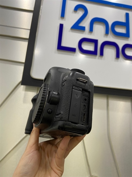 Máy ảnh Canon EOS 5D Mark 2 - Màu đen - Ngoại hình: 97% - Mất đệm ống ngắm , mất nắp cổng kết nối, gương lật dơ - Kèm túi + 1 pin + dock sạc + thẻ nhớ CF 32GB 2