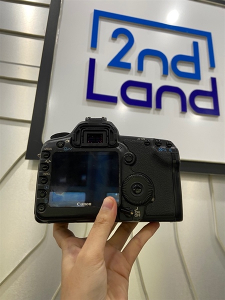 Máy ảnh Canon EOS 5D Mark 2 - Màu đen - Ngoại hình: 97% - Mất đệm ống ngắm , mất nắp cổng kết nối, gương lật dơ - Kèm túi + 1 pin + dock sạc + thẻ nhớ CF 32GB 3