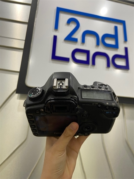 Máy ảnh Canon EOS 5D Mark 2 - Màu đen - Ngoại hình: 97% - Mất đệm ống ngắm , mất nắp cổng kết nối, gương lật dơ - Kèm túi + 1 pin + dock sạc + thẻ nhớ CF 32GB 4