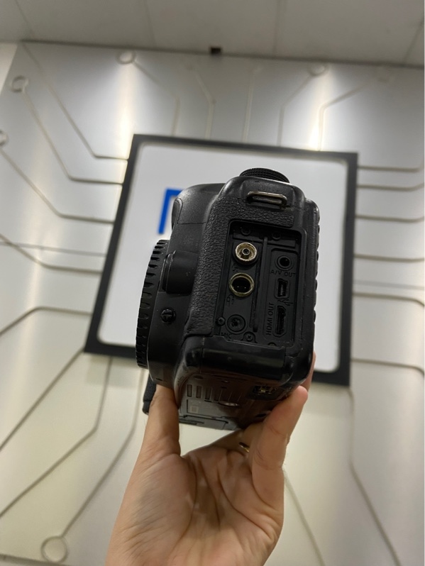 Máy ảnh Canon EOS 5D Mark II - Màu đen - Ngoại hình: 97% - Màn ám hồng, hở sáng - xước body nhiều, lún nút đèn - Kèm 1 pin