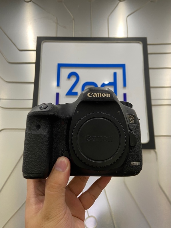 Máy ảnh Canon EOS 5D Mark III - Màu đen - Ngoại hình: 96% - Cấn xước nặng, tróc sơn,bạc màu, nhựa chảy, cấn móp,màn bể viền - Kèm 2 pin + 1 sạc