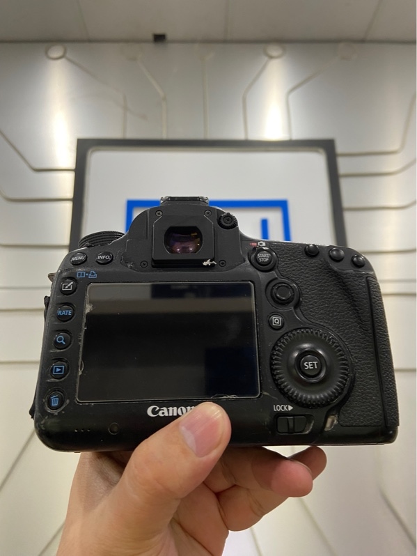 Máy ảnh Canon EOS 5D Mark III - Màu đen - Ngoại hình: 96% - Cấn xước nặng, tróc sơn,bạc màu, nhựa chảy, cấn móp,màn bể viền - Kèm 2 pin + 1 sạc