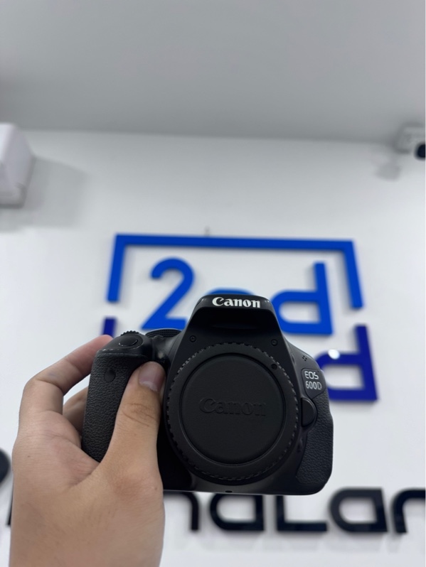 Máy ảnh Canon EOS 600D - Màu đen - Ngoại hình 97% - Body mòn, trầy xước, màn LCD trầy xước, Mất nắp cao su che cổng kết nối - Kèm 1 pin, 1 sạc