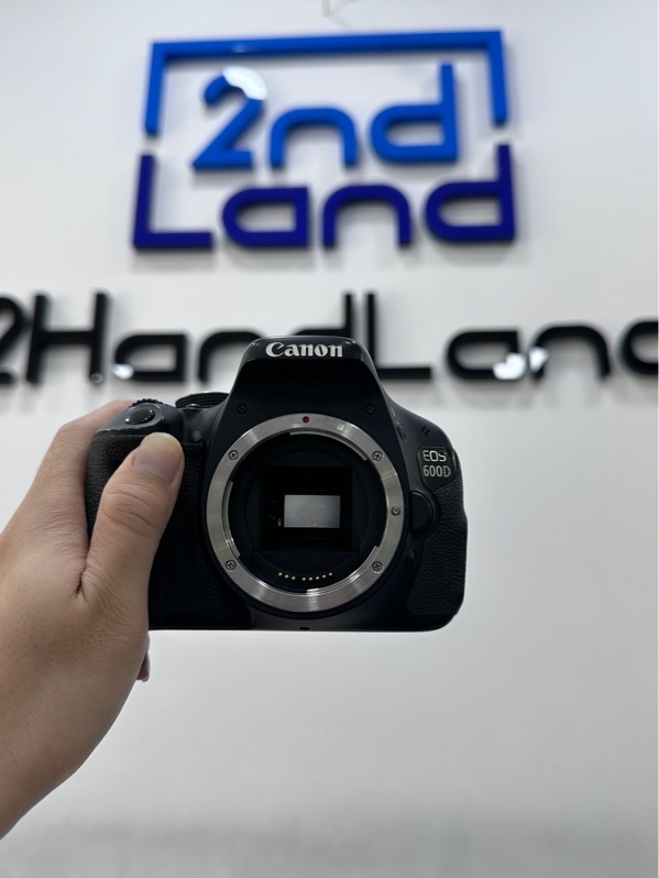 Máy ảnh Canon EOS 600D - Màu đen - Ngoại hình 97% - Mòn, trầy xước, màn LCD trầy xước, Mất nắp cao su che cổng kết nối , sensor bụi nhẹ - Kèm 1 pin + 1 sạc