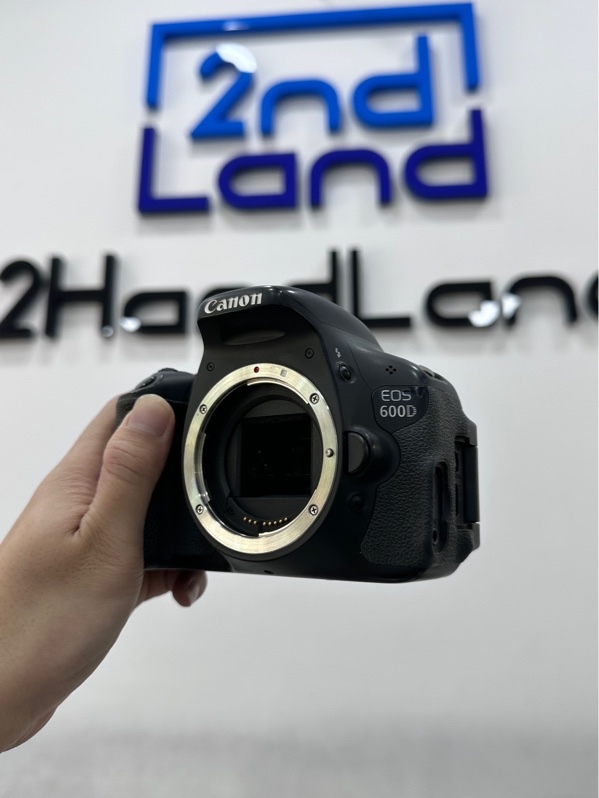 Máy ảnh Canon EOS 600D - Màu đen - Ngoại hình 97% - Mòn, trầy xước, màn LCD trầy xước, Mất nắp cao su che cổng kết nối , sensor bụi nhẹ - Kèm 1 pin + 1 sạc