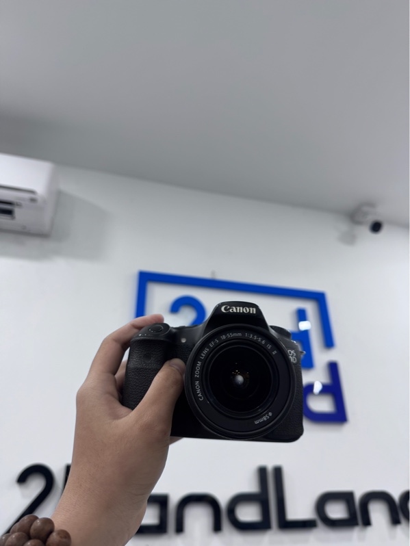 Máy ảnh Canon EOS 60D - Màu đen - Ngoại hình 97% - Trầy xước, mòn viền, màn hở sáng, tối góc - Kèm lens kit Canon EF-S 18-55mm f/3.5-5.6 IS II, 1 pin, cap, sạc, hood