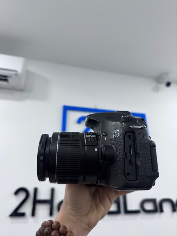 Máy ảnh Canon EOS 60D - Màu đen - Ngoại hình 97% - Trầy xước, mòn viền, màn hở sáng, tối góc - Kèm lens kit Canon EF-S 18-55mm f/3.5-5.6 IS II, 1 pin, cap, sạc, hood