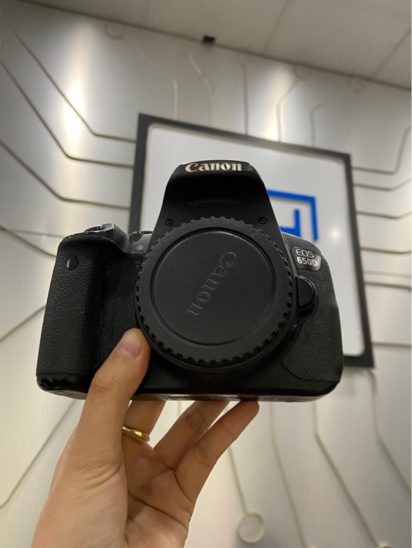 Máy ảnh Canon EOS 650D - Màu đen - Ngoại hình: 97% - Mất 2 nấp nhựa bên hông, màn ám viền đen nặng , cháy 2 góc viền - Kèm 1 sạc , 1 pin , 1 thẻ nhớ 16G + túi