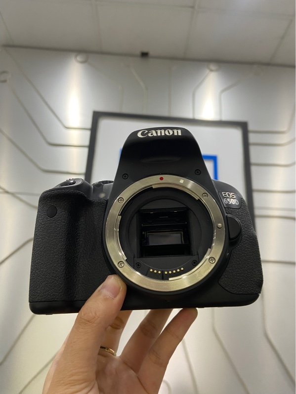 Máy ảnh Canon EOS 650D - Màu đen - Ngoại hình: 98% - Màn ám đen, mất nấp nhựa bên hông - Kèm pin + sạc , thẻ nhớ 8GB