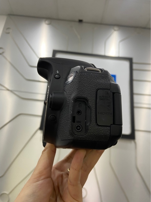 Máy ảnh Canon EOS 650D - Màu đen - Ngoại hình: 98% - Màn ám đen, mất nấp nhựa bên hông - Kèm pin + sạc , thẻ nhớ 8GB