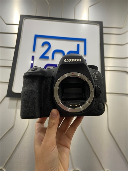 Máy ảnh Canon EOS 6D Mark II - Màu đen - Ngoại hình: 98% - Trầy nhẹ nứt cao su nhựa likeview - Kèm sạc + 1 pin