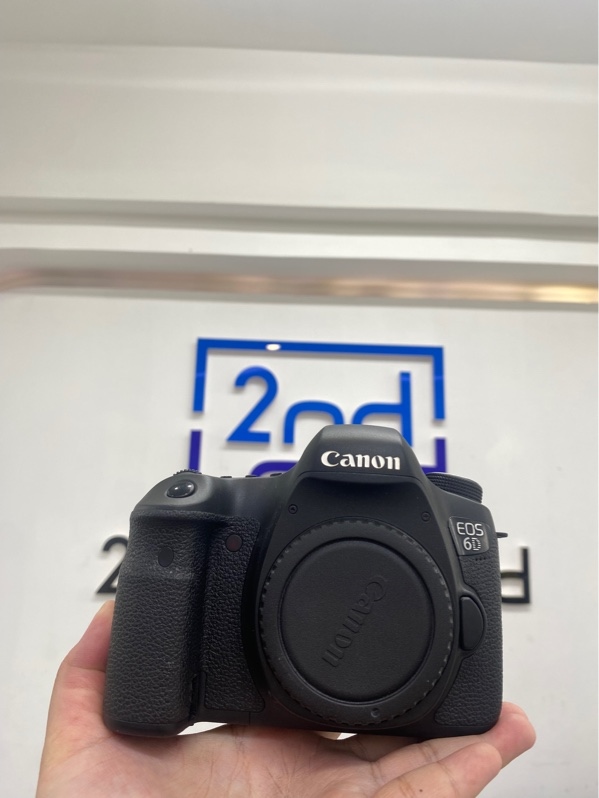 Máy ảnh Canon eos 6d - Màu đen - Ngoại hình 98% - Bụi, trầy ống ngắm, mất nắp cổng kết nối, màn ám hồng viền - Kèm túi, thẻ sd 64gb, 2 pin, sạc