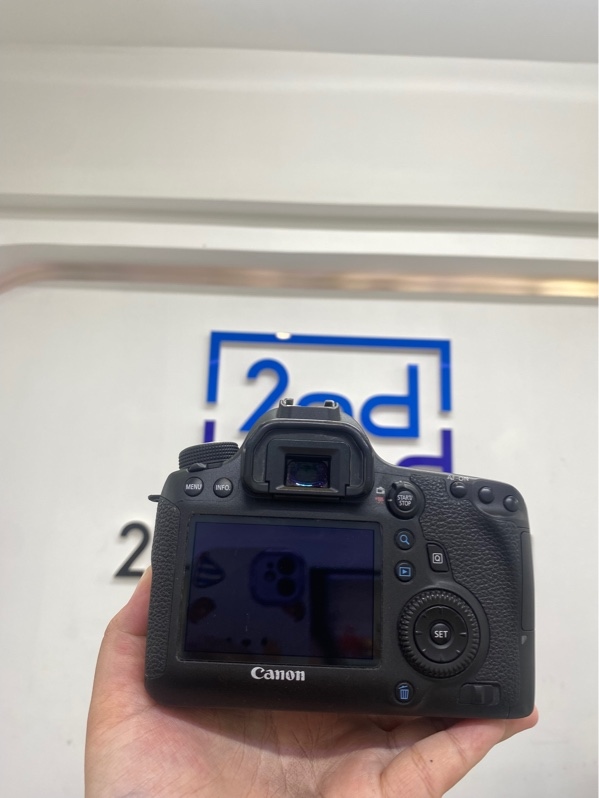 Máy ảnh Canon eos 6d - Màu đen - Ngoại hình 98% - Bụi, trầy ống ngắm, mất nắp cổng kết nối, màn ám hồng viền - Kèm túi, thẻ sd 64gb, 2 pin, sạc
