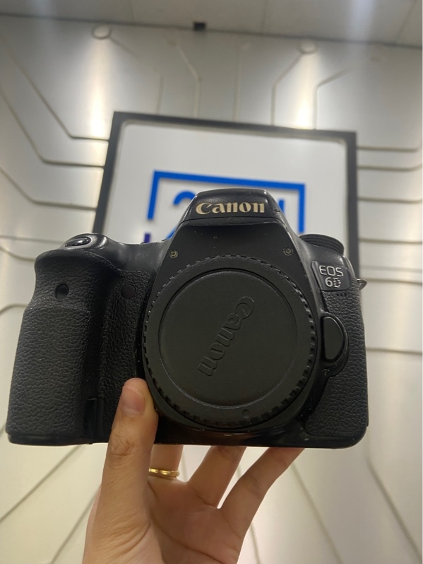 Máy ảnh Canon EOS 6D - Màu đen - Ngoại hình: xấu - Trầy sườn viền , nứt sườn - Kèm 1 sạc , 1 pin , thẻ nhớ 16GB
