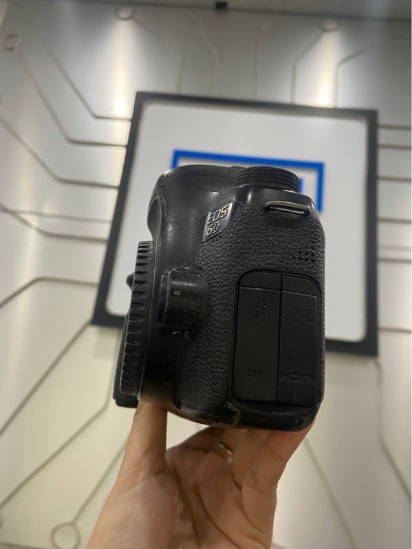 Máy ảnh Canon EOS 6D - Màu đen - Ngoại hình: xấu - Trầy sườn viền , nứt sườn - Kèm 1 sạc , 1 pin , thẻ nhớ 16GB