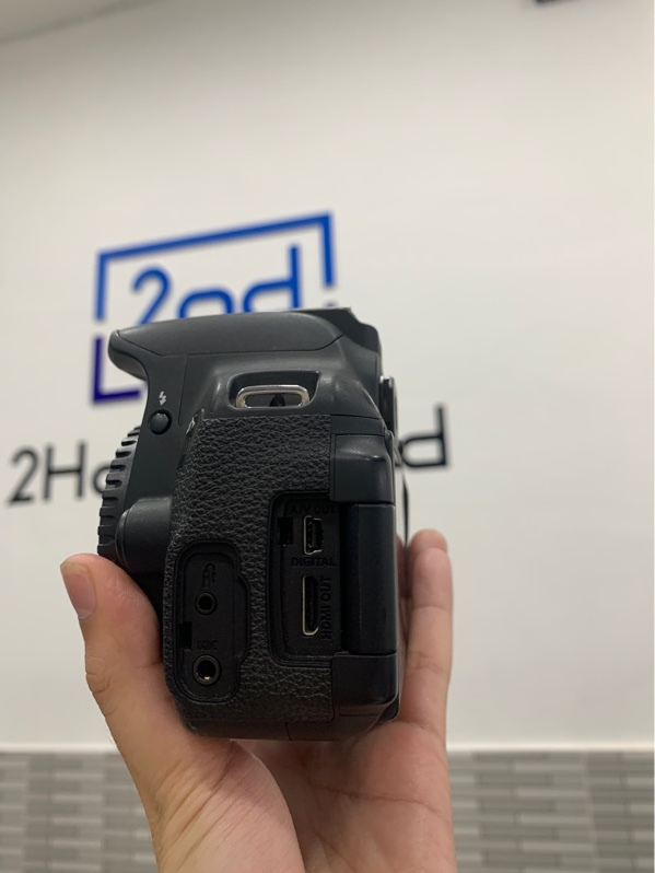 Máy ảnh Canon EOS 700D - 50k shot - Màu đen - Ngoại hình: 98% - Bị 1 vệt to rõ trong ống ngắm - Kèm 1 pin + sạc và túi