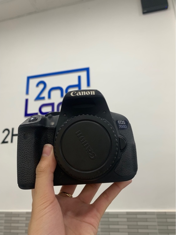 Máy ảnh Canon EOS 700D - 50k shot - Màu đen - Ngoại hình: 98% - Bị 1 vệt to rõ trong ống ngắm - Kèm 2 pin + sạc và túi