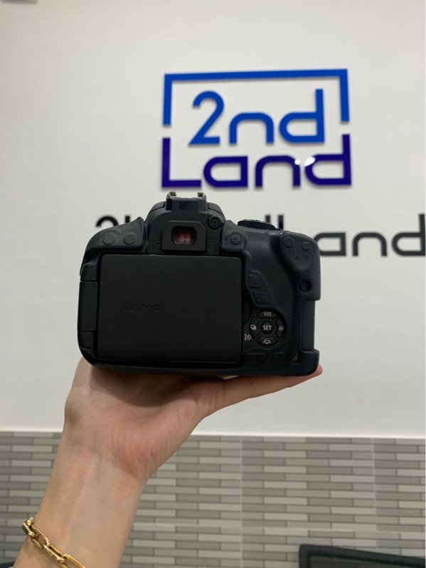 Máy ảnh Canon EOS 700D - Màu đen - Ngoại hình: 97.5% - Màn tối góc - Kèm lens kit 18-55 bụi trong + trầy, 1 pin zin, 1 pin linh kiện, sạc túi