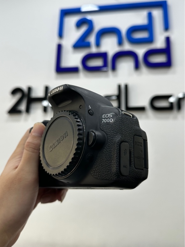 Máy ảnh Canon EOS 700D - Màu đen - Ngoại hình 97% - Bụi ống ngắm - Kèm túi đựng + 1 Sạc + 2 Pin + Lens Canon Zoom EF-S 18-55mm 1:3.5-5.6 IS 2 có bụi trong nhẹ + 1 đầu đèn flash mini Ulanzi SL03 Spark Lite