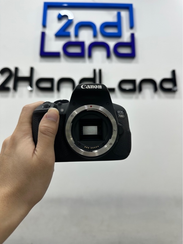 Máy ảnh Canon EOS 700D - Màu đen - Ngoại hình 97% - Màn ám sọc, ống ngắm bụi - Kèm 1 pin + Sạc + Lens Canon EF-S 18-55mm f/3.5-5.6 IS STM mốc bụi trong
