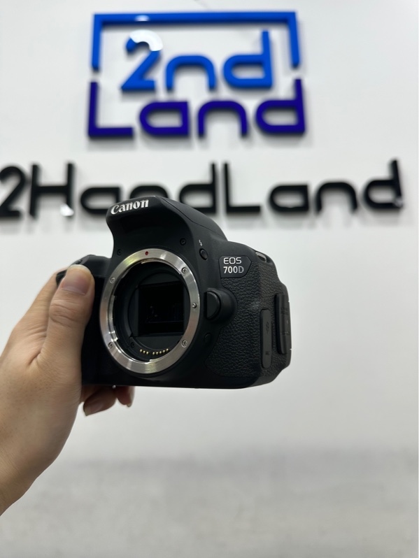 Máy ảnh Canon EOS 700D - Màu đen - Ngoại hình 97% - Màn ám sọc, ống ngắm bụi - Kèm 1 pin + Sạc + Lens Canon EF-S 18-55mm f/3.5-5.6 IS STM mốc bụi trong