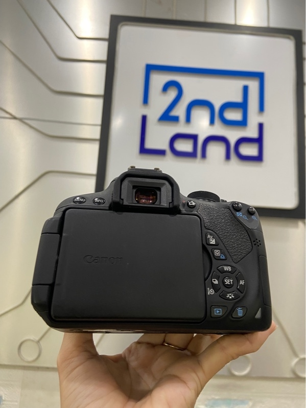 Máy ảnh Canon EOS 700D - Màu đen - Ngoại hình: 97% - Màn ám vàng, xước thân - Body - Kèm 1 pin, 1 sạc, kèm Lens Canon EF-S 18-55mm màu đen bụi trong nhiều