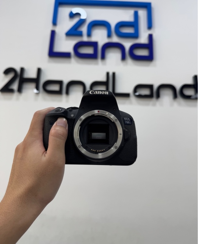 Máy ảnh Canon EOS 700D - Màu đen - Ngoại hình 97% - Màn tối 4 góc, ống ngắm mốc - Kèm sạc + 2 Pin linh kiện + Thẻ nhớ 32GB + lens Canon EF-S 18-55mm 1:3.5-5.6 IS II