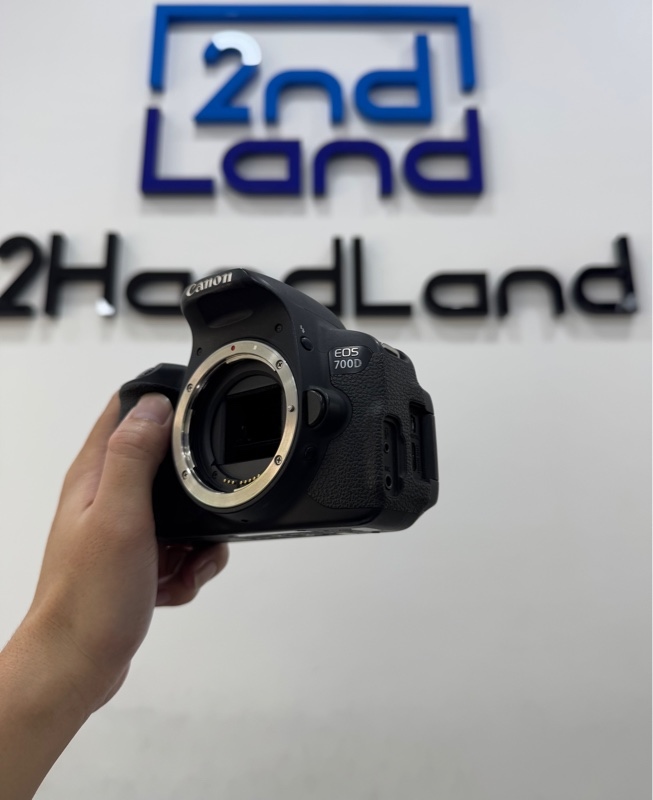 Máy ảnh Canon EOS 700D - Màu đen - Ngoại hình 97% - Màn tối 4 góc, ống ngắm mốc - Kèm sạc + 2 Pin linh kiện + Thẻ nhớ 32GB + lens Canon EF-S 18-55mm 1:3.5-5.6 IS II