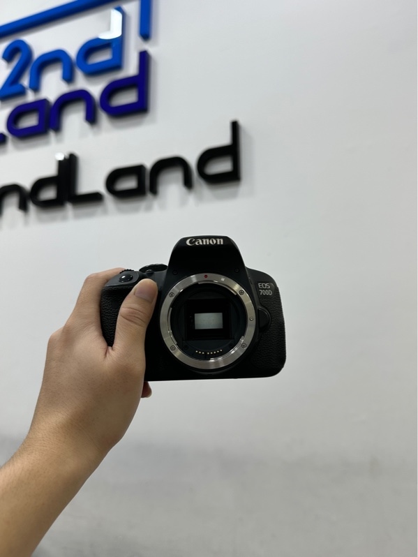 Máy ảnh Canon EOS 700D - Màu đen - Ngoại hình 97% - Mất 2 nắp che bên trái - Kèm adapter sạc + 3 cục pin (phồng nhẹ)