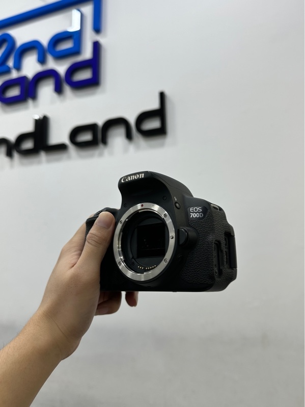 Máy ảnh Canon EOS 700D - Màu đen - Ngoại hình 97% - Mất 2 nắp che bên trái - Kèm adapter sạc + 3 cục pin (phồng nhẹ)