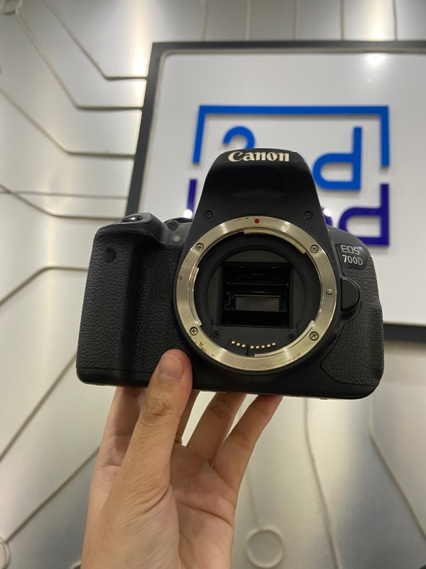 Máy ảnh Canon EOS 700D - Màu đen - Ngoại hình: 97% - Mất 3 nấp nhựa , màn ám đen nặng , màn loạn cảm ứng xoay lật , 13 điểm dead pixel - Kèm túi + sạc