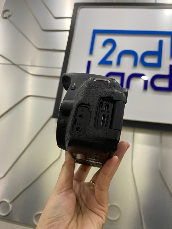 Máy ảnh Canon EOS 700D - Màu đen - Ngoại hình: 97% - Mất 3 nấp nhựa , màn ám đen nặng , màn loạn cảm ứng xoay lật , 13 điểm dead pixel - Kèm túi + sạc