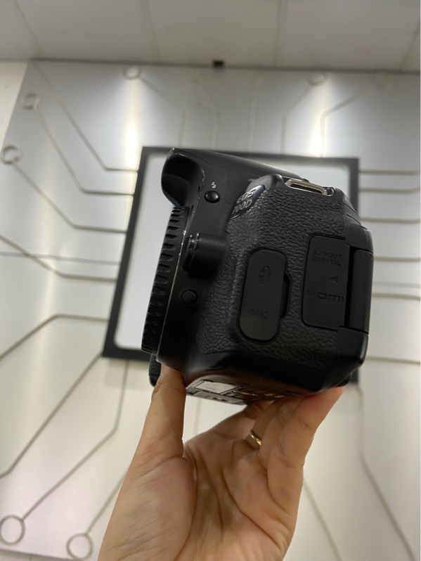 Máy ảnh Canon EOS 700D - Màu đen - Ngoại hình: 98% - Màn ám đen nặng - Kèm túi + pin + sạc