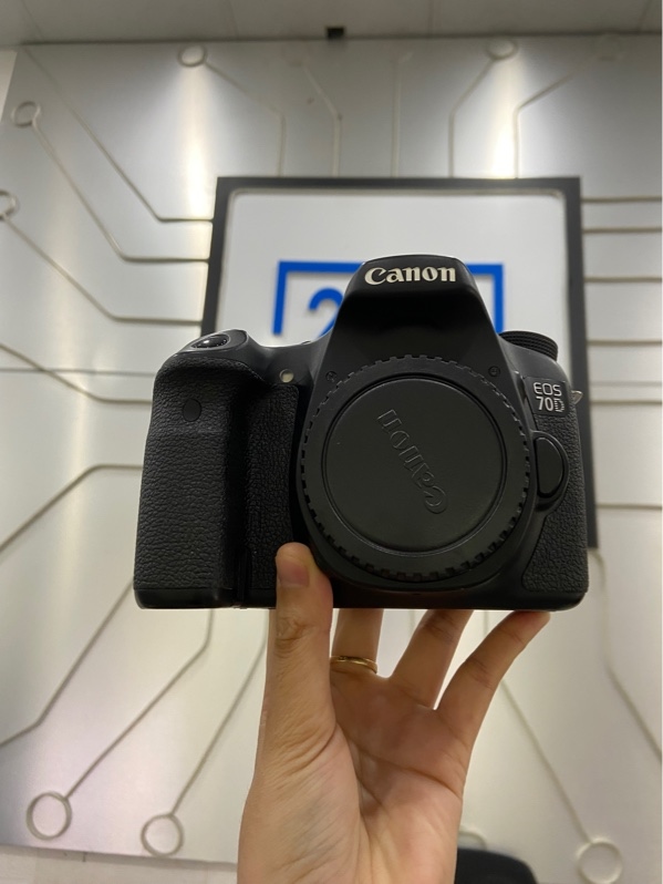 Máy ảnh Canon EOS 70D - Màu đen - Ngoại hình: 98% - Màn ám viền vàng vừa - Kèm 1 pin + sạc