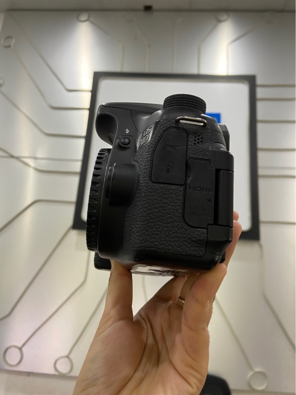 Máy ảnh Canon EOS 70D - Màu đen - Ngoại hình: 98% - Màn ám viền vàng vừa - Kèm 1 pin + sạc
