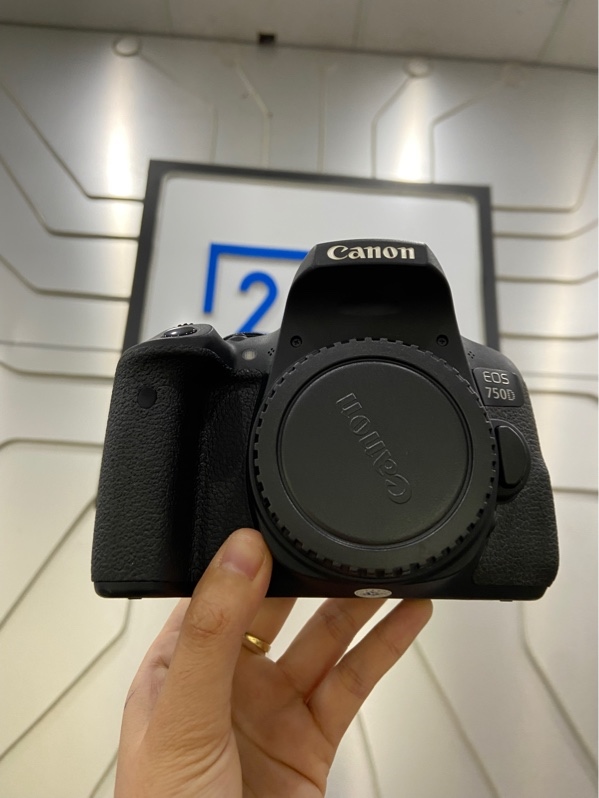Máy ảnh Canon EOS 750D - Màu đen - Ngoại hình: 97.5% - Màn Liveview ám vàng nhẹ, hơn 20 điểm deal pixel, mất miếng che cao su chỗ cổng hdmi - Kèm 1 sạc + pin